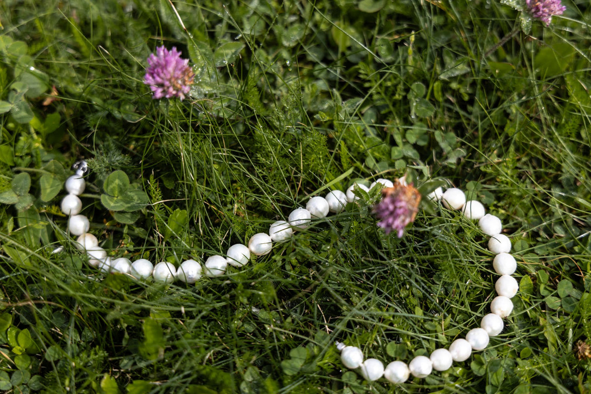 Collier de grosses perles blanches