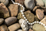 Collier de grosses perles blanches