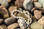 Collier de grosses perles blanches