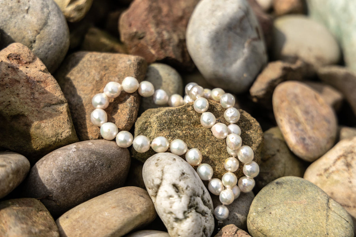 Collier de grosses perles blanches