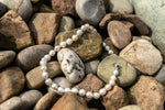 Collier de grosses perles blanches