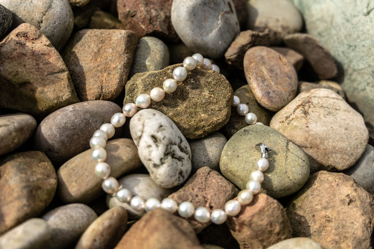 Collier de grosses perles blanches