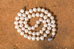 Collier de grosses perles blanches