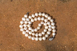 Collier de grosses perles blanches