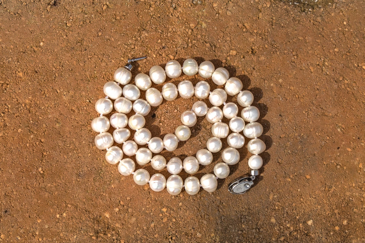 Collier de grosses perles blanches