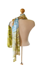 Foulard en soie peint à la main par Yuli